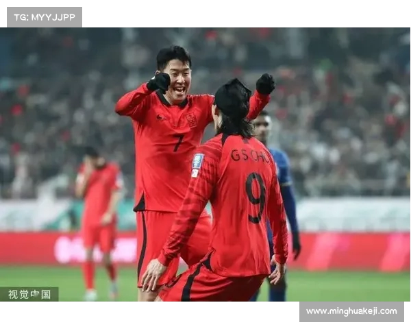 热刺全队抵达韩国 孙兴慜与梁民革手持国旗合影庆祝家乡之行